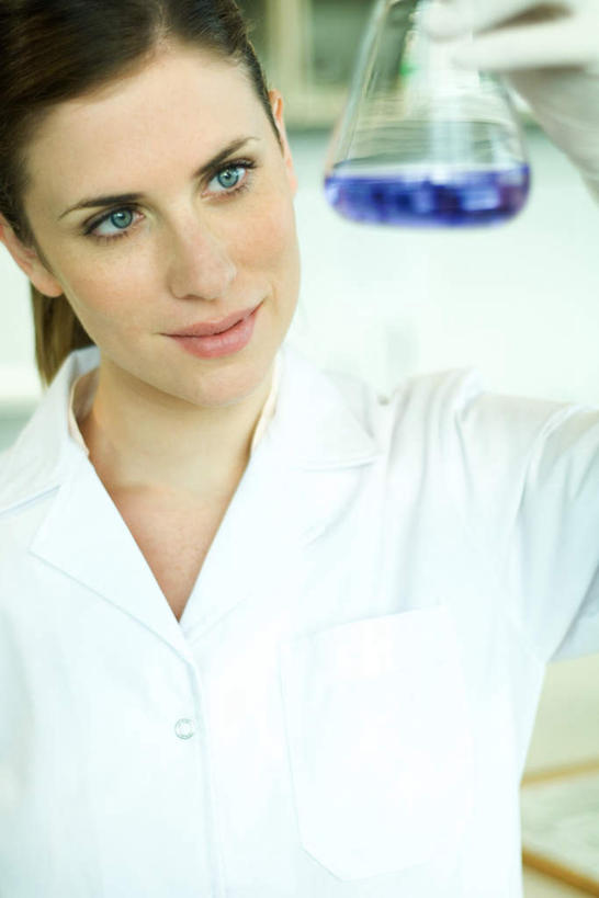 西方人,一个人,医生,站,竖图,室内,白天,正面,实验,窗户,欧洲,欧洲人,仅一个年轻女性,仅一个女性,仅一个人,握,朦胧,模糊,研究,分析,科学,化学,测试,试管架,液体,墙,实验室,研究室,拿,拿着,注视,玻璃窗,架子,墙壁,墙面,蓝色,观察,看,站着,医护人员,医疗人员,握着,观看,科研,察看,白大褂,关注,化验,检验,研究所,试验耗材,实验用品,化验室,检验室,年轻女性,女人,女性,白种人,大夫,站立,半身,彩图