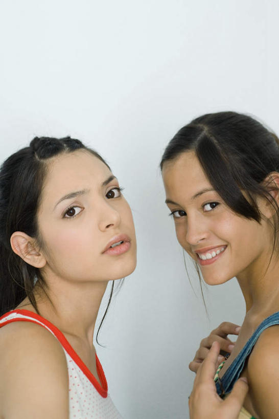 西方人,两个人,伙伴,朋友,站,笑,微笑,露齿笑,竖图,室内,白天,白色背景,侧面,友谊,吊带,欧洲,欧洲人,墙,注视,吊带衫,相视,墙壁,墙面,粉色,观察,看,站着,转头,面对面,摄影,影棚,观看,对视,察看,关注,相对,相看,友情,年轻女性,女人,女性,白种人,站立,半身,彩图,影棚拍摄,拍摄