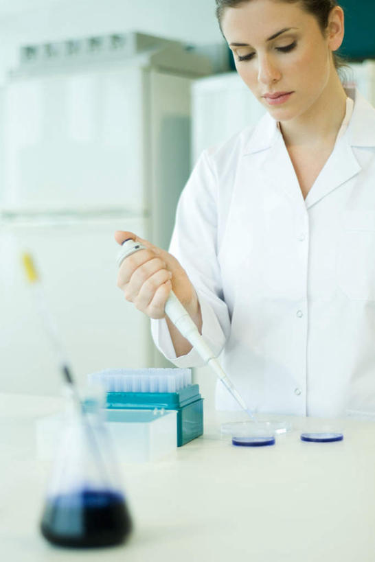 西方人,一个人,医生,站,竖图,室内,白天,正面,实验,仪器,窗户,门,杯子,欧洲,欧洲人,仅一个年轻女性,仅一个女性,仅一个人,握,朦胧,模糊,研究,透明,分析,科学,化学,测试,试管,液体,墙,实验室,研究室,拿,拿着,注视,墙壁,墙面,玻璃制品,蓝色,玻璃瓶,瓶子,门框,观察,看,站着,医护人员,医疗人员,器皿,握着,观看,科研,察看,白大褂,关注,化验,检验,计量,研究所,玻璃仪器,试验耗材,实验用品,化验室,检验室,年轻女性,女人,女性,白种人,大夫,玻璃杯,站立,半身,彩图