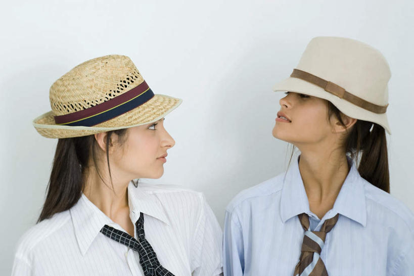 西方人,两个人,伙伴,朋友,站,横图,室内,白天,白色背景,侧面,友谊,帽子,欧洲,欧洲人,两根,墙,领带,注视,相视,墙壁,墙面,观察,看,站着,转头,两只,面对面,牛仔帽,摄影,影棚,观看,对视,察看,关注,相对,相看,友情,年轻女性,女人,女性,白种人,抬头,仰头,站立,半身,彩图,影棚拍摄,拍摄