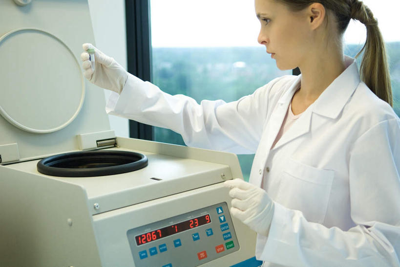 西方人,一个人,医生,站,横图,室内,白天,正面,实验,仪器,窗户,杯子,欧洲,欧洲人,仅一个年轻女性,仅一个女性,仅一个人,握,朦胧,模糊,研究,透明,分析,科学,化学,测试,试管,墙,实验室,研究室,拿,拿着,注视,墙壁,墙面,玻璃制品,玻璃瓶,瓶子,观察,看,站着,医护人员,医疗人员,器皿,握着,观看,科研,察看,白大褂,关注,化验,检验,计量,研究所,玻璃仪器,试验耗材,实验用品,化验室,检验室,年轻女性,女人,女性,白种人,大夫,玻璃杯,站立,半身,彩图