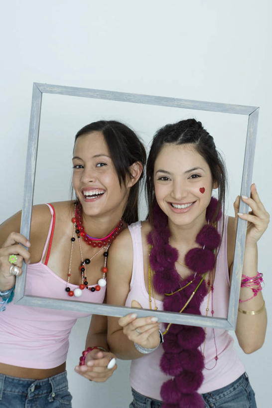 西方人,两个人,伙伴,朋友,站,笑,微笑,露齿笑,竖图,室内,白天,白色背景,正面,友谊,吊带,欧洲,欧洲人,握,挂饰,墙,拿,拿着,注视,吊带衫,墙壁,墙面,粉色,围巾,框架,观察,看,站着,握着,摄影,影棚,围脖,观看,察看,关注,友情,年轻女性,女人,女性,白种人,站立,半身,彩图,影棚拍摄,拍摄