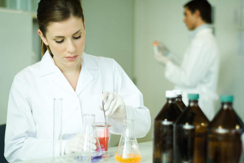 西方人,两个人,医生,站,横图,室内,白天,正面,实验,仪器,门,杯子,欧洲,欧洲人,握,朦胧,模糊,研究,透明,分析,科学,化学,测试,试管,液体,墙,实验室,研究室,拿,拿着,注视,墙壁,墙面,玻璃制品,黄色,红色,蓝色,玻璃瓶,瓶子,门框,低头,观察,看,站着,医护人员,医疗人员,器皿,握着,观看,科研,察看,白大褂,关注,化验,检验,计量,研究所,玻璃仪器,试验耗材,实验用品,化验室,检验室,男人,男性,年轻男性,年轻女性,女人,女性,白种人,大夫,玻璃杯,站立,半身,彩图