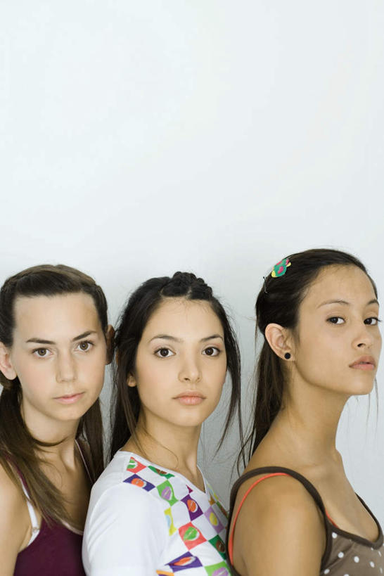 西方人,三个人,伙伴,朋友,站,竖图,室内,白天,白色背景,侧面,友谊,吊带,欧洲,欧洲人,一排,服装,整齐,墙,注视,吊带衫,休闲装,墙壁,墙面,排列,衣服,观察,看,站着,转头,休闲,休闲服,摄影,服饰,影棚,观看,察看,队列,关注,友情,年轻女性,女人,女性,白种人,站立,半身,彩图,影棚拍摄,拍摄