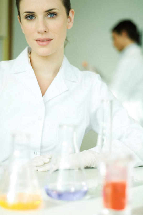 西方人,两个人,医生,站,竖图,室内,白天,正面,实验,仪器,杯子,欧洲,欧洲人,握,朦胧,模糊,研究,透明,分析,科学,化学,测试,试管,液体,墙,实验室,研究室,拿,拿着,注视,墙壁,墙面,玻璃制品,黄色,红色,蓝色,玻璃瓶,瓶子,观察,看,站着,医护人员,医疗人员,器皿,放,握着,观看,科研,察看,白大褂,关注,化验,检验,计量,研究所,玻璃仪器,试验耗材,实验用品,化验室,检验室,男人,男性,年轻男性,年轻女性,女人,女性,白种人,大夫,玻璃杯,站立,半身,彩图