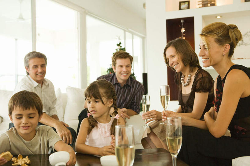 西方人,儿童,家庭,坐,笑,微笑,露齿笑,横图,室内,白天,正面,纯洁,餐桌,窗户,沙发,桌子,杯子,欧洲,欧洲人,高脚杯,墙,红酒杯,许多人,注视,玻璃窗,墙壁,墙面,玻璃制品,两个,小孩,酒杯,碗,低头,观察,看,四个,一群人,温暖,温馨,一家人,辫子,可爱,童年,童趣,餐台,观看,麻花辫,和睦,察看,关注,童真,烂漫,无邪,天真,男孩,男人,男性,年轻男性,年轻女性,女孩,女人,女性,白种人,玻璃杯,坐着,半身,彩图,融洽,男生,女生,皮沙发