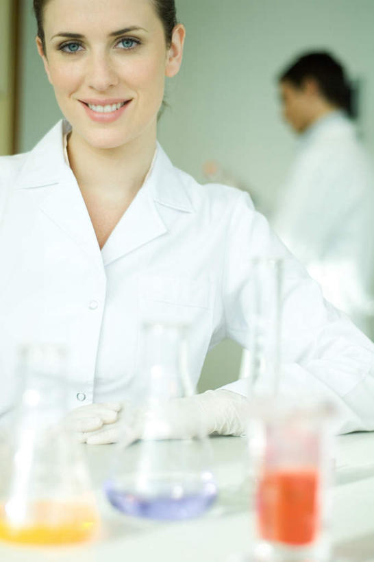 西方人,两个人,医生,站,笑,微笑,露齿笑,竖图,室内,白天,正面,实验,仪器,杯子,欧洲,欧洲人,握,朦胧,模糊,研究,透明,分析,科学,化学,测试,试管,液体,墙,实验室,研究室,拿,拿着,注视,墙壁,墙面,玻璃制品,黄色,红色,蓝色,玻璃瓶,瓶子,观察,看,站着,医护人员,医疗人员,器皿,放,握着,观看,科研,察看,白大褂,关注,化验,检验,计量,研究所,玻璃仪器,试验耗材,实验用品,化验室,检验室,男人,男性,年轻男性,年轻女性,女人,女性,白种人,大夫,玻璃杯,站立,半身,彩图