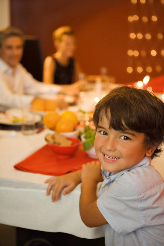 西方人,儿童,三个人,家庭,竖图,室内,夜晚,正面,纯洁,餐桌,窗户,落地窗,桌子,柑橘,杯子,水果,欧洲,欧洲人,许多,布料,玻璃窗,小孩,水杯,碗,温暖,温馨,一家人,可爱,童年,童趣,餐台,红布,和睦,童真,烂漫,无邪,天真,男孩,男人,男性,年轻男性,年轻女性,女人,女性,白种人,茶杯,橘子,桔子,橙子,橙,半身,彩图,融洽,男生