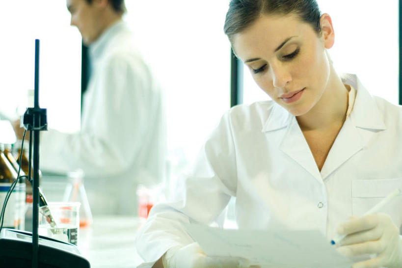 西方人,两个人,医生,站,横图,室内,白天,正面,实验,仪器,窗户,杯子,欧洲,欧洲人,握,朦胧,模糊,研究,透明,分析,科学,化学,测试,笔,试管,纸,墙,实验室,研究室,拿,拿着,注视,玻璃窗,墙壁,墙面,玻璃制品,白纸,玻璃瓶,瓶子,低头,观察,看,站着,医护人员,医疗人员,器皿,握着,观看,科研,察看,书写,白大褂,关注,化验,检验,计量,研究所,玻璃仪器,试验耗材,实验用品,化验室,检验室,男人,男性,年轻男性,年轻女性,女人,女性,白种人,大夫,玻璃杯,站立,半身,彩图