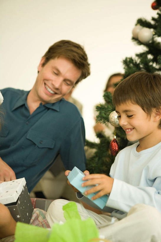 西方人,儿童,四个人,坐,笑,微笑,露齿笑,竖图,室内,白天,正面,纯洁,植物,礼盒,礼物,欧洲,圣诞节,欧洲人,撑,节日,庆祝,纸盒,墙,圣诞树,注视,文化,墙壁,墙面,盒子,装饰品,树,树木,小孩,绿色,自然,包装盒,礼品盒,观察,看,庆典,温暖,温馨,一家人,可爱,童年,童趣,礼品,生长,成长,观看,纪念,和睦,察看,撑着,关注,童真,烂漫,无邪,天真,男孩,男人,男性,年轻男性,年轻女性,女人,女性,白种人,坐着,半身,彩图,融洽,男生