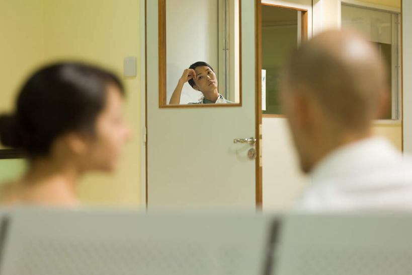 西方人,三个人,医生,医院,坐,横图,室内,特写,白天,正面,窗户,门,椅子,欧洲,欧洲人,朦胧,模糊,木椅,墙,注视,玻璃窗,墙壁,墙面,门框,观察,看,医护人员,医疗人员,观看,察看,白大褂,关注,医疗机构,男人,男性,年轻男性,年轻女性,女人,女性,白种人,大夫,坐着,半身,彩图,病院,诊所