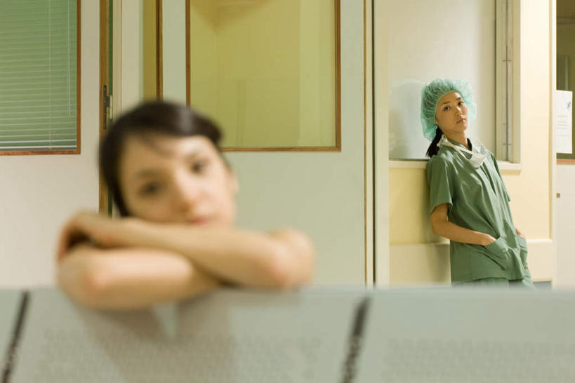 西方人,两个人,医生,医院,站,横图,室内,特写,白天,正面,窗户,门,椅子,欧洲,欧洲人,朦胧,模糊,木椅,玻璃窗,门框,扶,靠,站着,医护人员,医疗人员,白大褂,医疗机构,男人,男性,年轻男性,年轻女性,女人,女性,白种人,大夫,半身,彩图,病院,诊所