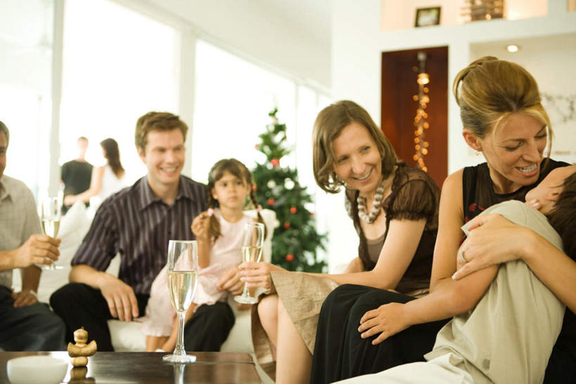 西方人,儿童,家庭,坐,抱,笑,微笑,露齿笑,横图,室内,白天,正面,纯洁,植物,窗户,地板,杯子,欧洲,圣诞节,欧洲人,一棵,节日,庆祝,墙,圣诞树,地面,许多人,注视,文化,木地板,玻璃窗,墙壁,墙面,装饰品,树,树木,小孩,绿色,自然,水杯,低头,观察,看,靠,庆典,温暖,温馨,一家人,可爱,童年,童趣,生长,成长,抱着,观看,纪念,和睦,察看,搂着,关注,童真,烂漫,无邪,天真,男孩,男人,男性,年轻男性,年轻女性,女孩,女人,女性,白种人,茶杯,怀抱,搂,搂抱,相抱,拥抱,坐着,半身,彩图,融洽,男生,女生