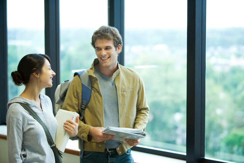 西方人,两个人,站,笑,微笑,露齿笑,横图,室内,白天,正面,看书,阅读,树林,植物,窗户,书籍,欧洲,欧洲人,握,学习,服装,包,书包,墙,拿,拿着,休闲装,玻璃窗,墙壁,墙面,树,树木,两个,衣服,绿色,自然,背包,书本,看,站着,休闲,休闲服,读书,浏览,握着,服饰,生长,成长,男人,男性,年轻男性,年轻女性,女人,女性,白种人,书,图书,半身,彩图,双肩包