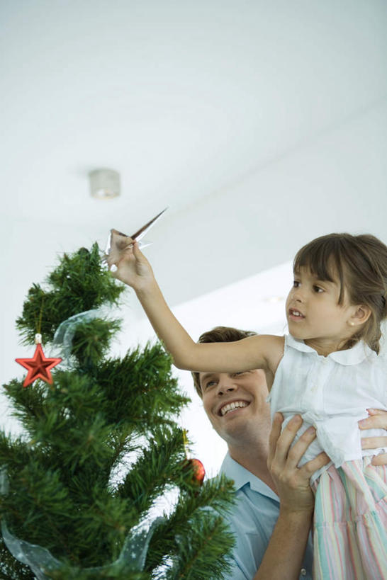 西方人,儿童,两个人,家庭,父亲,女儿,站,抱,笑,微笑,露齿笑,竖图,室内,白天,仰视,纯洁,植物,欧洲,圣诞节,欧洲人,节日,庆祝,墙,灯光,圣诞树,文化,吊灯,墙壁,墙面,灯,装饰品,树,树木,小孩,绿色,自然,灯具,站着,庆典,温暖,温馨,父女,一家人,父爱,可爱,童年,童趣,放,生长,成长,抱着,纪念,和睦,搂着,照明设备,童真,烂漫,无邪,天真,男人,男性,年轻男性,女孩,白种人,孩子,年轻人,搂,搂抱,半身,彩图,低角度拍摄,融洽,女生