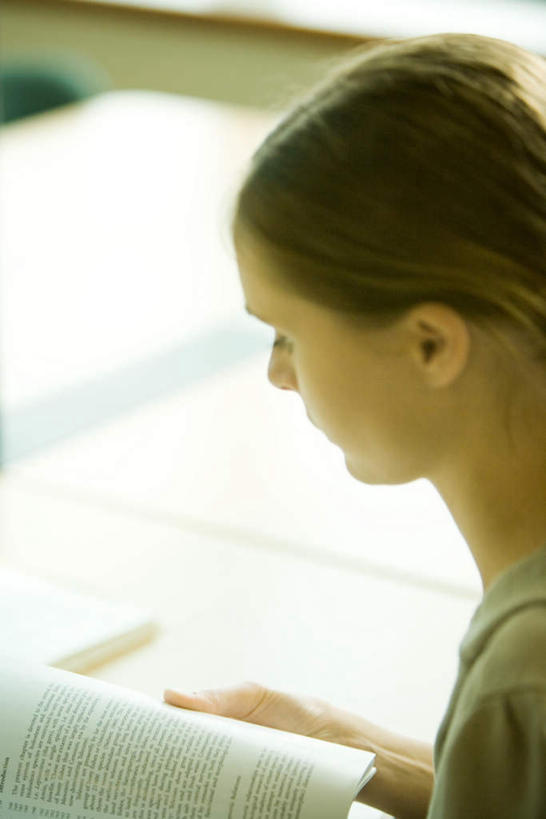 西方人,一个人,图书馆,坐,竖图,俯视,室内,白天,看书,阅读,桌子,书籍,欧洲,欧洲人,仅一个年轻女性,仅一个女性,仅一个人,握,学习,墙,拿,拿着,注视,书桌,墙壁,墙面,课桌,书本,低头,观察,看,读书,浏览,握着,观看,察看,关注,浏览室,年轻女性,女人,女性,白种人,书,图书,坐着,半身,彩图,高角度拍摄,书库,图书库,阅览室