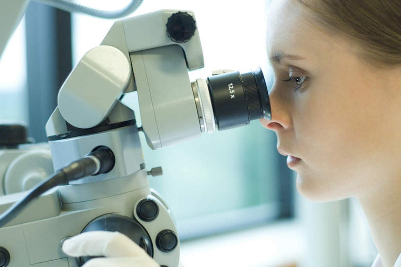 西方人,一个人,医生,横图,室内,白天,侧面,实验,仪器,窗户,欧洲,欧洲人,仅一个年轻女性,仅一个女性,仅一个人,检查,研究,反射,分析,科学,显微镜,墙,实验室,研究室,玻璃窗,墙壁,墙面,观察,看,医护人员,医疗人员,清晰,探索,放大,观看,仔细,透镜,科研,操作,凸透镜,聚焦,白大褂,关注,化验,检验,研究所,实验器材,化验室,检验室,光学,清楚,年轻女性,女人,女性,白种人,大夫,半身,彩图