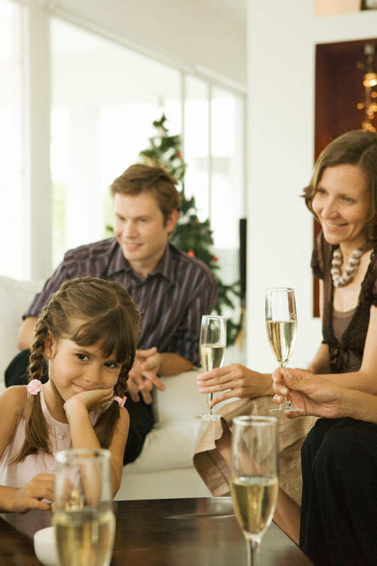 西方人,儿童,三个人,家庭,坐,笑,吃,微笑,露齿笑,竖图,室内,白天,正面,纯洁,植物,窗户,地板,杯子,欧洲,圣诞节,欧洲人,一棵,撑,节日,庆祝,墙,圣诞树,地面,注视,文化,木地板,玻璃窗,墙壁,墙面,装饰品,树,树木,小孩,绿色,自然,水杯,低头,观察,看,靠,庆典,温暖,温馨,一家人,可爱,童年,童趣,生长,成长,观看,纪念,和睦,察看,撑着,关注,童真,烂漫,无邪,天真,男孩,男人,男性,年轻男性,年轻女性,女孩,女人,女性,白种人,茶杯,嚼,食,坐着,半身,彩图,融洽,男生,女生