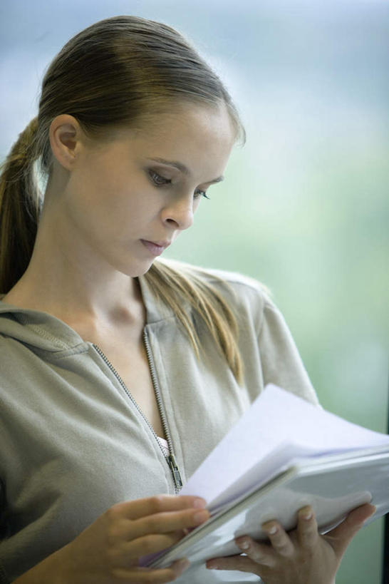 西方人,一个人,站,竖图,室内,白天,正面,看书,阅读,树林,植物,窗户,书籍,欧洲,欧洲人,仅一个年轻女性,仅一个女性,仅一个人,握,学习,朦胧,模糊,拿,拿着,玻璃窗,树,树木,绿色,自然,书本,低头,看,站着,读书,浏览,握着,生长,成长,年轻女性,女人,女性,白种人,书,图书,半身,彩图