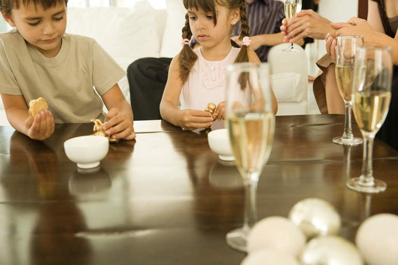 面包,西方人,四个人,家庭,坐,吃,横图,俯视,室内,白天,餐桌,窗户,地板,桌子,杯子,欧洲,欧洲人,地面,注视,木地板,玻璃窗,食物,两个,水杯,碗,低头,观察,看,靠,温暖,温馨,一家人,餐台,观看,和睦,察看,关注,男人,男性,年轻男性,年轻女性,女人,女性,白种人,茶杯,嚼,食,坐着,半身,彩图,高角度拍摄,融洽