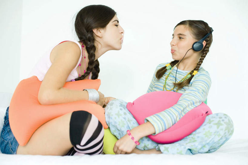 西方人,两个人,伙伴,朋友,坐,横图,室内,白天,白色背景,正面,友谊,地板,靠垫,欧洲,欧洲人,服装,墙,靠枕,地面,注视,休闲装,木地板,相视,墙壁,墙面,装饰品,衣服,耳机,耳麦,首饰,垫子,枕头,嘟嘴,观察,看,休闲,面对面,辫子,休闲服,撅嘴,摄影,服饰,影棚,观看,对视,麻花辫,察看,麦克风,关注,相对,相看,友情,年轻女性,女人,女性,白种人,坐着,半身,彩图,影棚拍摄,拍摄