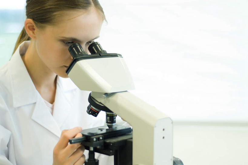 西方人,一个人,医生,横图,室内,白天,正面,实验,仪器,窗户,欧洲,欧洲人,仅一个年轻女性,仅一个女性,仅一个人,检查,朦胧,模糊,研究,反射,分析,科学,显微镜,墙,实验室,研究室,玻璃窗,墙壁,墙面,低头,观察,看,医护人员,医疗人员,清晰,探索,放大,观看,仔细,一台,透镜,科研,操作,凸透镜,聚焦,白大褂,关注,化验,检验,研究所,实验器材,化验室,检验室,光学,清楚,年轻女性,女人,女性,白种人,大夫,半身,彩图