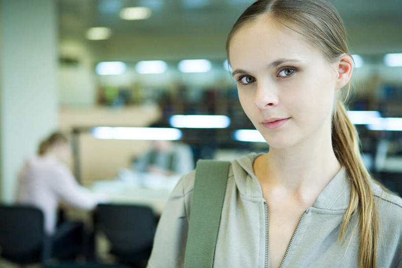 西方人,背,三个人,工厂,站,横图,室内,白天,正面,地板,桌子,椅子,欧洲,欧洲人,朦胧,模糊,办公桌,木椅,墙,灯光,地面,注视,吊灯,木地板,墙壁,墙面,灯,灯具,观察,看,站着,观看,察看,操作,照明设备,关注,男人,男性,年轻男性,年轻女性,女人,女性,白种人,站立,半身,彩图,工地,制造厂