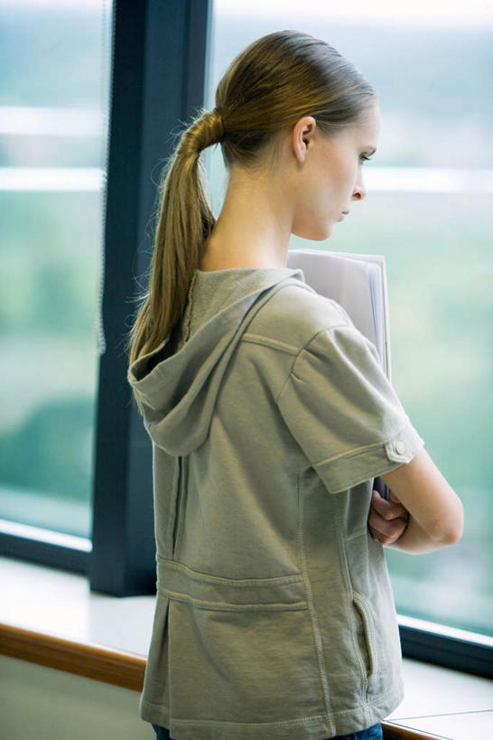 西方人,背部,一个人,站,竖图,室内,白天,正面,看书,阅读,树林,植物,窗户,书籍,欧洲,欧洲人,仅一个年轻女性,仅一个女性,仅一个人,握,学习,朦胧,模糊,墙,拿,拿着,玻璃窗,墙壁,墙面,树,树木,绿色,自然,书本,看,站着,读书,浏览,握着,生长,成长,年轻女性,女人,女性,白种人,书,图书,半身,彩图