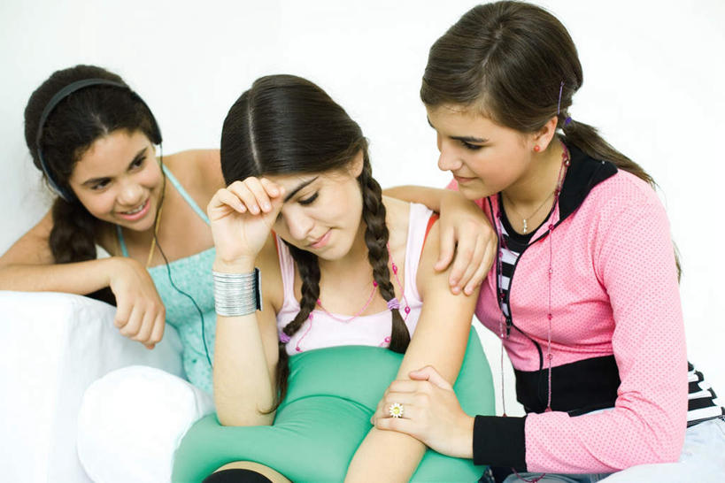 西方人,三个人,伙伴,朋友,坐,笑,微笑,露齿笑,横图,室内,白天,正面,友谊,靠垫,沙发,吊带,欧洲,欧洲人,撑,服装,墙,靠枕,注视,吊带衫,休闲装,墙壁,墙面,衣服,粉色,垫子,枕头,低头,观察,看,休闲,辫子,休闲服,服饰,观看,麻花辫,察看,撑着,关注,友情,年轻女性,女人,女性,白种人,坐着,半身,彩图,皮沙发