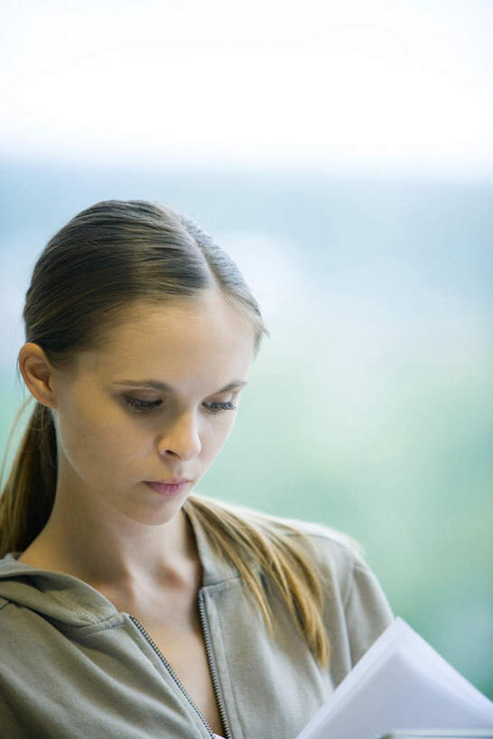 西方人,一个人,站,竖图,室内,特写,白天,正面,树林,植物,窗户,欧洲,欧洲人,仅一个年轻女性,仅一个女性,仅一个人,握,朦胧,模糊,材料,档案,文件,拿,拿着,玻璃窗,树,树木,绿色,自然,资料,低头,站着,握着,生长,成长,文档,年轻女性,女人,女性,白种人,半身,彩图