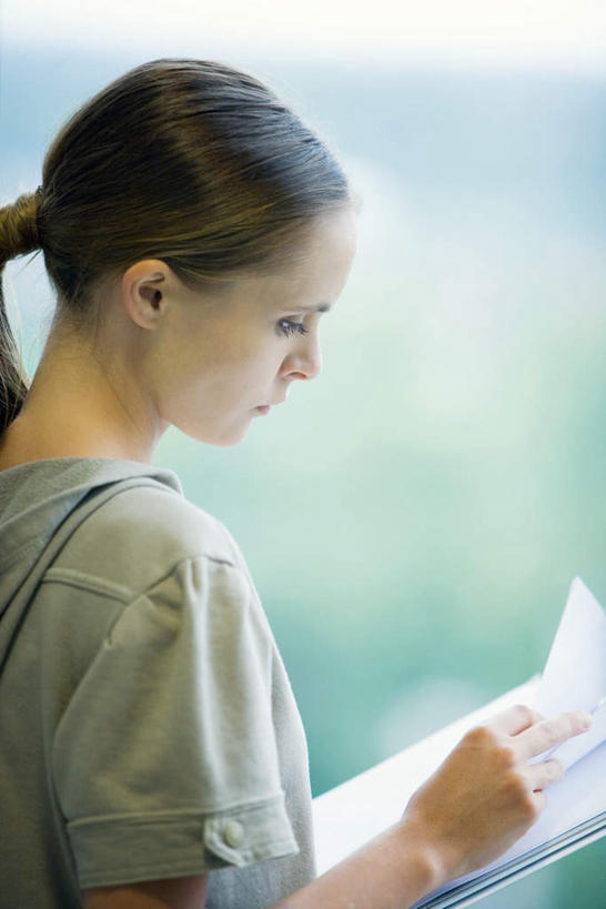 西方人,一个人,站,竖图,室内,白天,侧面,树林,植物,窗户,欧洲,欧洲人,仅一个年轻女性,仅一个女性,仅一个人,握,朦胧,模糊,材料,档案,文件,拿,拿着,玻璃窗,树,树木,绿色,自然,资料,低头,站着,握着,生长,成长,文档,年轻女性,女人,女性,白种人,半身,彩图