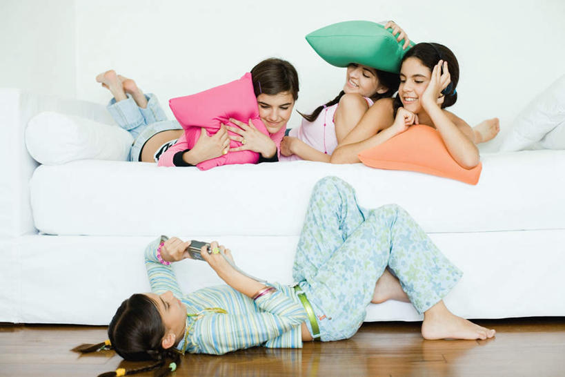 西方人,四个人,笑,微笑,露齿笑,横图,室内,白天,正面,地板,靠垫,沙发,欧洲,欧洲人,撑,抬,握,墙,靠枕,地面,拿,拿着,注视,木地板,墙壁,墙面,垫子,枕头,观察,看,靠,趴着,握着,观看,察看,撑着,关注,男人,男性,年轻男性,年轻女性,女人,女性,白种人,趴,彩图,全身,皮沙发