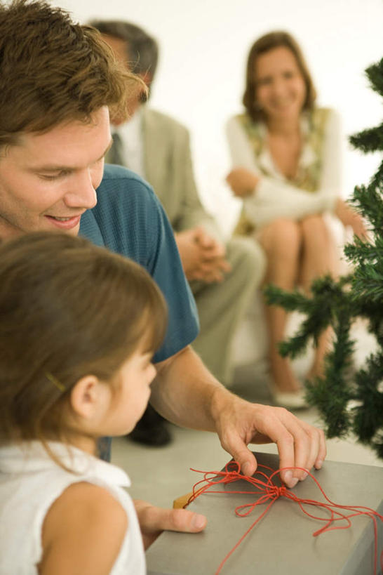 西方人,儿童,四个人,家庭,坐,笑,微笑,露齿笑,竖图,室内,白天,正面,纯洁,植物,地板,礼盒,礼物,欧洲,圣诞节,欧洲人,一棵,节日,朦胧,模糊,庆祝,纸盒,墙,圣诞树,地面,注视,文化,木地板,墙壁,墙面,盒子,装饰品,树,树木,一个,小孩,绿色,自然,包装盒,礼品盒,低头,观察,看,靠,庆典,温暖,温馨,一家人,可爱,童年,童趣,礼品,生长,单个,成长,观看,纪念,和睦,察看,关注,童真,烂漫,无邪,天真,男人,男性,年轻男性,年轻女性,女孩,女人,女性,白种人,坐着,半身,彩图,融洽,女生