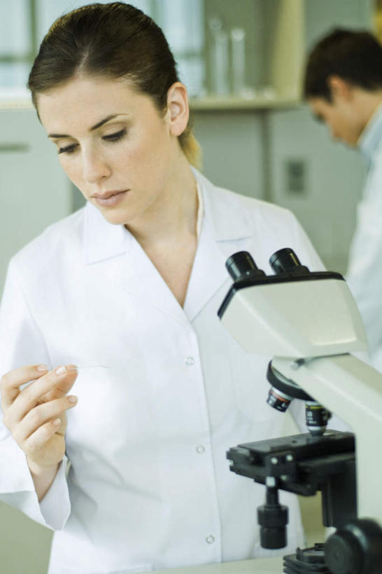 西方人,背部,两个人,医生,站,笑,微笑,露齿笑,竖图,室内,白天,正面,实验,仪器,窗户,桌子,欧洲,欧洲人,检查,研究,反射,分析,科学,显微镜,办公桌,墙,实验室,研究室,注视,玻璃窗,墙壁,墙面,低头,观察,看,站着,医护人员,医疗人员,清晰,探索,放大,观看,仔细,一台,透镜,科研,察看,操作,凸透镜,聚焦,白大褂,关注,化验,检验,研究所,实验器材,化验室,检验室,光学,清楚,男人,男性,年轻男性,年轻女性,女人,女性,白种人,大夫,站立,半身,彩图