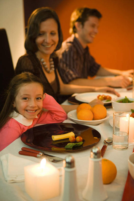 西方人,儿童,三个人,家庭,坐,笑,吃,微笑,露齿笑,竖图,室内,白天,正面,纯洁,餐桌,窗户,地板,桌子,杯子,餐具,蜡烛,欧洲,欧洲人,朦胧,模糊,碟子,火焰,盘,烛光,墙,地面,燃烧,注视,木地板,玻璃窗,墙壁,墙面,小孩,盘子,水杯,碟,低头,点燃,观察,看,靠,温暖,温馨,一家人,可爱,童年,童趣,餐台,观看,和睦,察看,关注,童真,烂漫,无邪,天真,男人,男性,年轻男性,年轻女性,女孩,女人,女性,白种人,茶杯,嚼,食,坐着,半身,彩图,融洽,女生