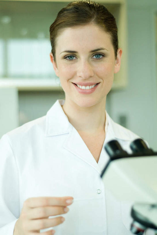 西方人,一个人,医生,站,笑,微笑,露齿笑,竖图,室内,白天,正面,实验,仪器,欧洲,欧洲人,仅一个年轻女性,仅一个女性,仅一个人,检查,研究,反射,分析,科学,显微镜,墙,实验室,研究室,注视,墙壁,墙面,低头,观察,看,站着,医护人员,医疗人员,清晰,探索,放大,观看,仔细,一台,透镜,科研,察看,操作,凸透镜,聚焦,白大褂,关注,化验,检验,研究所,实验器材,化验室,检验室,光学,清楚,年轻女性,女人,女性,白种人,大夫,站立,半身,彩图