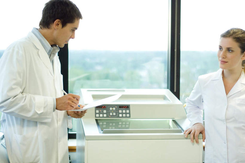 西方人,两个人,医生,站,笑,微笑,横图,室内,白天,正面,实验,窗户,欧洲,欧洲人,研究,科学,材料,档案,文件,实验室,研究室,注视,玻璃窗,资料,低头,观察,看,站着,医护人员,医疗人员,观看,科研,察看,操作,白大褂,关注,文档,化验,检验,研究所,实验器材,化验室,检验室,男人,男性,年轻男性,年轻女性,女人,女性,白种人,大夫,站立,半身,彩图