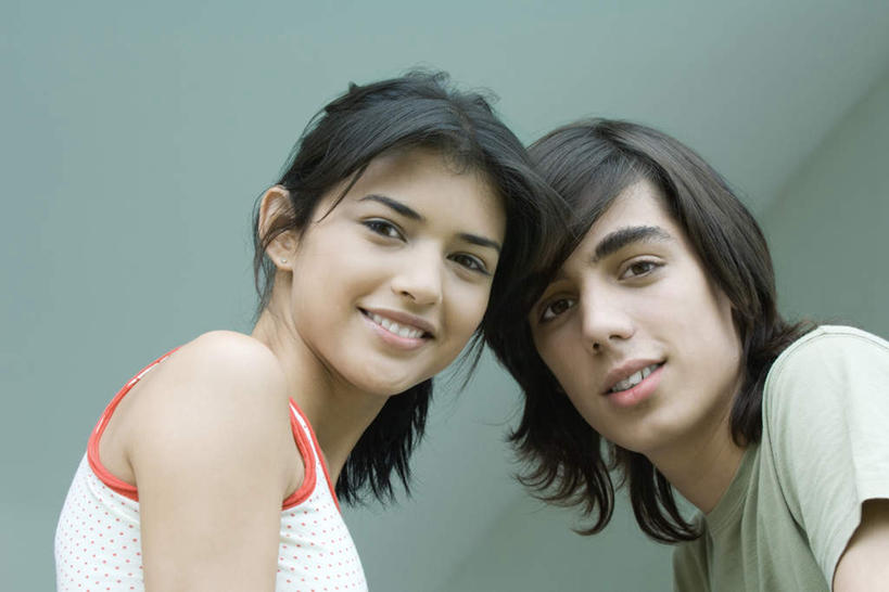 西方人,两个人,夫妻,站,笑,微笑,露齿笑,横图,室内,特写,白天,仰视,爱情,欧洲,欧洲人,墙,浪漫,墙壁,墙面,靠,站着,转头,恩爱,恋人,男人,男性,年轻男性,年轻女性,女人,女性,白种人,情侣,半身,彩图,低角度拍摄,伴侣