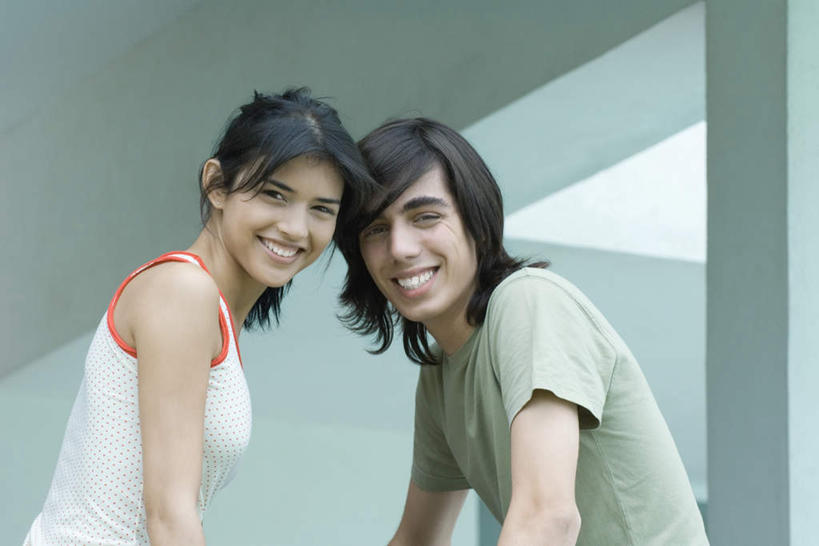 西方人,两个人,坐,笑,微笑,露齿笑,横图,室内,白天,仰视,欧洲,欧洲人,撑,柱子,墙,注视,墙壁,墙面,观察,看,靠,转头,观看,察看,撑着,关注,男人,男性,年轻男性,年轻女性,女人,女性,白种人,坐着,半身,彩图,低角度拍摄