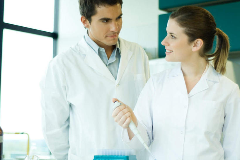 西方人,两个人,医生,站,笑,微笑,横图,室内,白天,正面,实验,仪器,窗户,杯子,欧洲,欧洲人,检查,研究,透明,反射,分析,科学,化学,测试,试管,显微镜,墙,实验室,研究室,注视,玻璃窗,墙壁,墙面,玻璃制品,玻璃瓶,瓶子,低头,观察,看,站着,医护人员,医疗人员,器皿,清晰,探索,放大,观看,仔细,透镜,科研,察看,操作,凸透镜,聚焦,白大褂,关注,化验,检验,计量,研究所,玻璃仪器,试验耗材,实验用品,化验室,检验室,光学,清楚,男人,男性,年轻男性,年轻女性,女人,女性,白种人,大夫,玻璃杯,站立,半身,彩图