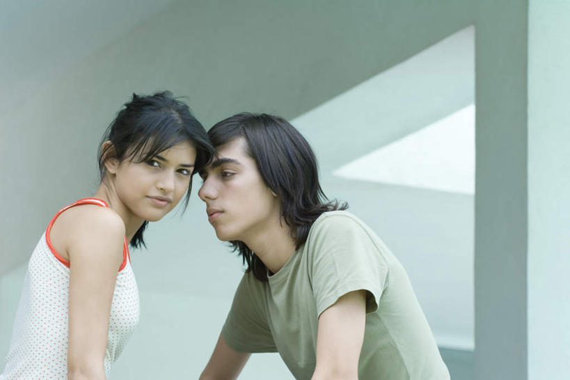 西方人,两个人,夫妻,坐,笑,微笑,露齿笑,横图,室内,白天,仰视,爱情,欧洲,欧洲人,撑,柱子,墙,浪漫,注视,相视,墙壁,墙面,观察,看,靠,转头,面对面,恩爱,恋人,观看,对视,察看,撑着,关注,相对,相看,男人,男性,年轻男性,年轻女性,女人,女性,白种人,情侣,坐着,半身,彩图,低角度拍摄,伴侣