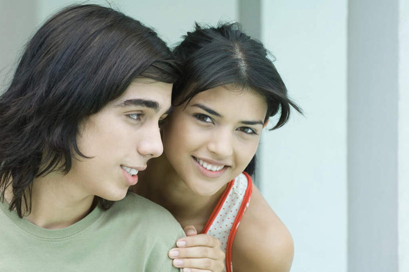 西方人,脸,头,脸颊,两个人,夫妻,坐,笑,微笑,露齿笑,横图,室内,特写,白天,正面,爱情,欧洲,欧洲人,撑,柱子,墙,浪漫,注视,墙壁,墙面,观察,看,靠,转头,恩爱,恋人,观看,察看,撑着,关注,男人,男性,年轻男性,年轻女性,女人,女性,白种人,头部,脸部,脸蛋,面部,情侣,坐着,半身,彩图,伴侣