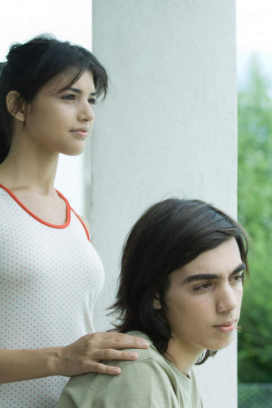 西方人,两个人,夫妻,坐,笑,微笑,露齿笑,竖图,室内,白天,正面,爱情,欧洲,欧洲人,撑,柱子,墙,浪漫,注视,墙壁,墙面,扶,观察,看,靠,转头,恩爱,恋人,观看,察看,撑着,关注,男人,男性,年轻男性,年轻女性,女人,女性,白种人,情侣,坐着,半身,彩图,伴侣