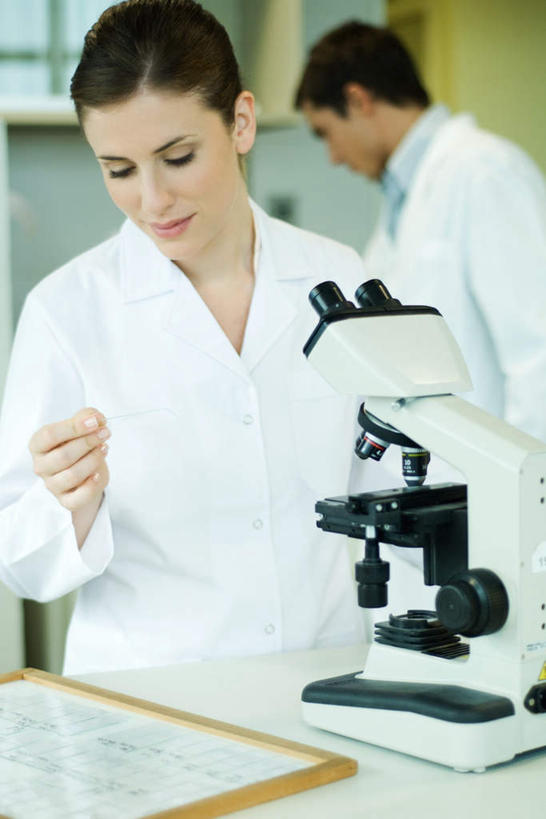 西方人,两个人,医生,站,笑,微笑,竖图,室内,白天,正面,实验,仪器,窗户,桌子,欧洲,欧洲人,检查,研究,反射,分析,科学,材料,档案,文件,显微镜,办公桌,墙,实验室,研究室,注视,玻璃窗,墙壁,墙面,资料,低头,观察,看,站着,医护人员,医疗人员,清晰,探索,放大,观看,仔细,一台,透镜,科研,察看,操作,凸透镜,聚焦,白大褂,关注,文档,化验,检验,研究所,实验器材,化验室,检验室,光学,清楚,男人,男性,年轻男性,年轻女性,女人,女性,白种人,大夫,站立,半身,彩图