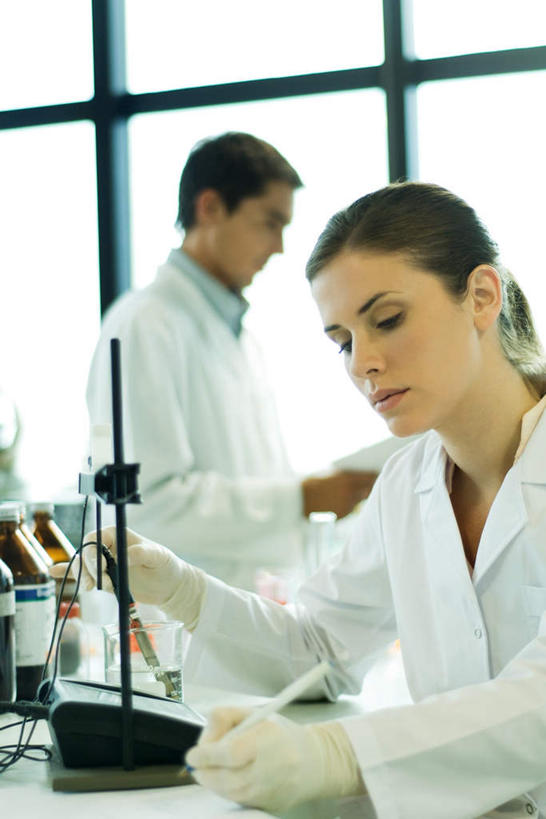 西方人,两个人,医生,站,笑,微笑,竖图,室内,白天,正面,实验,仪器,窗户,桌子,杯子,欧洲,欧洲人,研究,透明,分析,科学,化学,测试,材料,档案,试管,文件,办公桌,实验室,研究室,注视,玻璃窗,玻璃制品,玻璃瓶,瓶子,资料,低头,观察,看,站着,医护人员,医疗人员,器皿,观看,科研,察看,操作,白大褂,关注,文档,化验,检验,计量,研究所,实验器材,玻璃仪器,试验耗材,化验室,检验室,男人,男性,年轻男性,年轻女性,女人,女性,白种人,大夫,玻璃杯,站立,半身,彩图