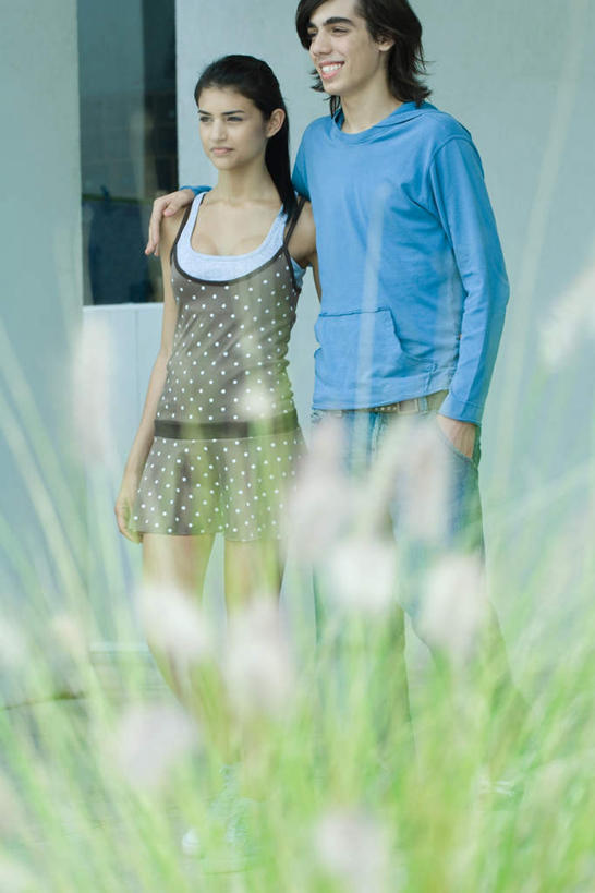 西方人,两个人,夫妻,站,笑,微笑,露齿笑,竖图,室外,白天,正面,爱情,草地,草坪,植物,窗户,欧洲,欧洲人,服装,朦胧,模糊,盛开,墙,浪漫,花蕾,休闲装,玻璃窗,墙壁,墙面,草,花,花瓣,花朵,鲜花,衣服,蓝色,绿色,灰色,花苞,花蕊,扶,靠,站着,转头,休闲,休闲服,恩爱,恋人,服饰,男人,男性,年轻男性,年轻女性,女人,女性,白种人,情侣,半身,彩图,伴侣