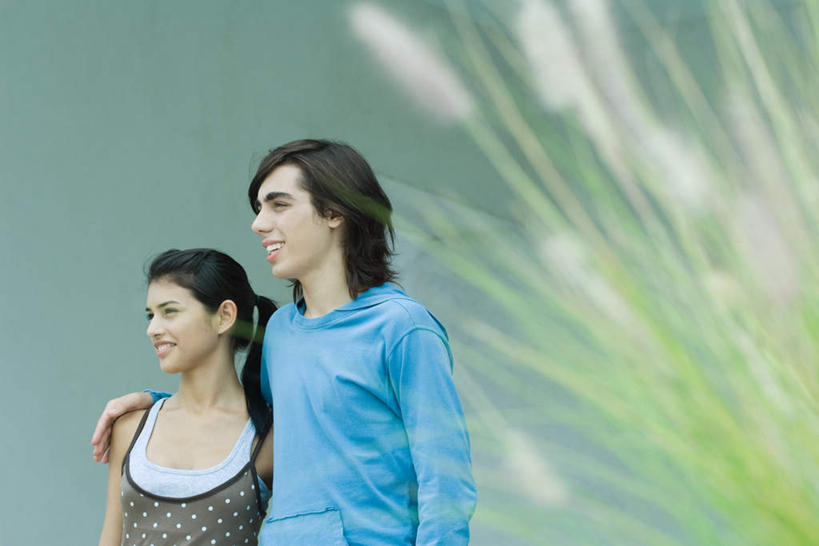 西方人,两个人,夫妻,站,笑,微笑,露齿笑,横图,室外,白天,正面,爱情,草地,草坪,植物,欧洲,欧洲人,服装,朦胧,模糊,盛开,墙,浪漫,花蕾,休闲装,墙壁,墙面,草,花,花瓣,花朵,鲜花,衣服,蓝色,绿色,灰色,花苞,花蕊,扶,靠,站着,转头,休闲,休闲服,恩爱,恋人,服饰,男人,男性,年轻男性,年轻女性,女人,女性,白种人,情侣,半身,彩图,伴侣