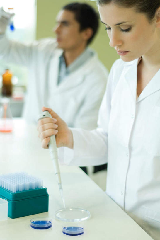 西方人,两个人,医生,站,笑,微笑,竖图,室内,白天,侧面,实验,仪器,桌子,杯子,欧洲,欧洲人,握,研究,透明,分析,科学,化学,测试,试管,液体,办公桌,实验室,研究室,拿,拿着,注视,玻璃制品,蓝色,玻璃瓶,瓶子,低头,观察,看,站着,医护人员,医疗人员,器皿,握着,观看,科研,察看,操作,白大褂,关注,化验,检验,计量,研究所,实验器材,玻璃仪器,试验耗材,化验室,检验室,男人,男性,年轻男性,年轻女性,女人,女性,白种人,大夫,玻璃杯,站立,半身,彩图