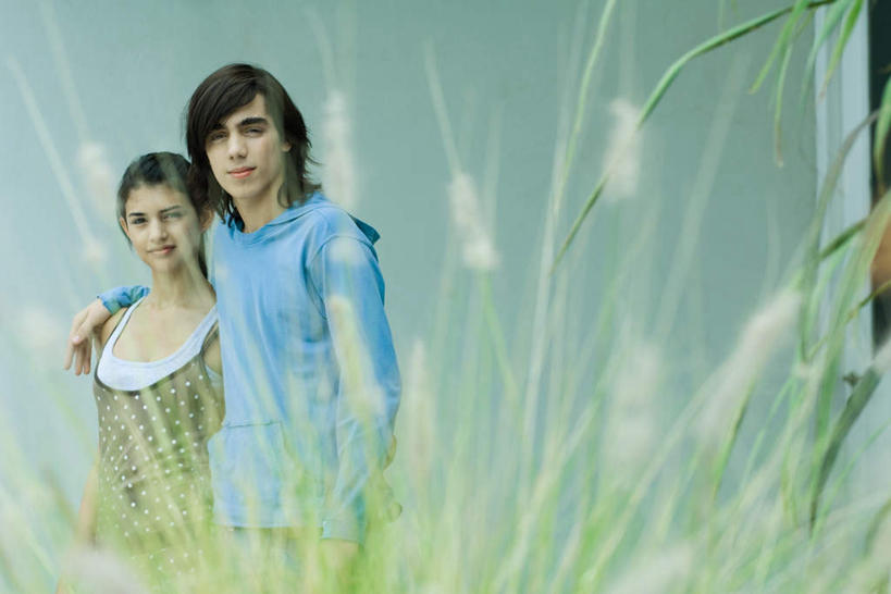 西方人,两个人,夫妻,站,抱,笑,微笑,露齿笑,横图,室外,白天,正面,爱情,草地,草坪,植物,窗户,欧洲,欧洲人,服装,朦胧,模糊,盛开,墙,浪漫,花蕾,休闲装,玻璃窗,墙壁,墙面,草,花,花瓣,花朵,鲜花,衣服,蓝色,绿色,灰色,花苞,花蕊,靠,站着,转头,休闲,休闲服,恩爱,恋人,服饰,抱着,搂着,男人,男性,年轻男性,年轻女性,女人,女性,白种人,情侣,搂,半身,彩图,伴侣