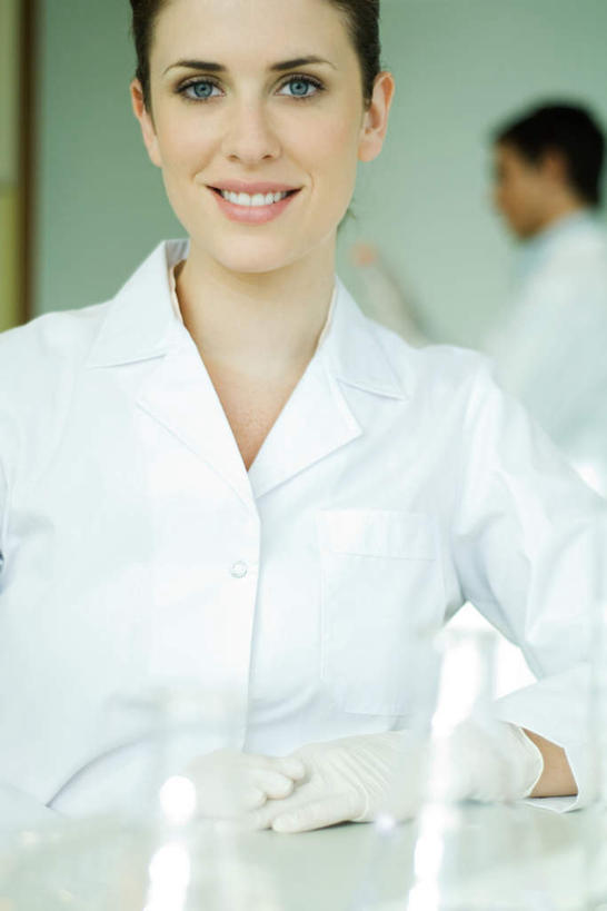 西方人,两个人,医生,站,笑,微笑,竖图,室内,白天,正面,实验,仪器,桌子,杯子,欧洲,欧洲人,握,研究,透明,分析,科学,化学,测试,材料,档案,试管,文件,办公桌,墙,实验室,研究室,拿,拿着,注视,墙壁,墙面,玻璃制品,玻璃瓶,瓶子,资料,观察,看,站着,医护人员,医疗人员,器皿,握着,观看,科研,察看,操作,白大褂,关注,文档,化验,检验,计量,研究所,实验器材,玻璃仪器,试验耗材,化验室,检验室,男人,男性,年轻男性,年轻女性,女人,女性,白种人,大夫,玻璃杯,站立,半身,彩图